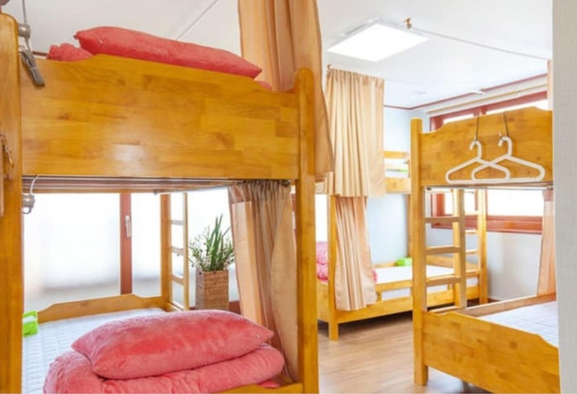 Pensió Long Island Guesthouse   Hostel