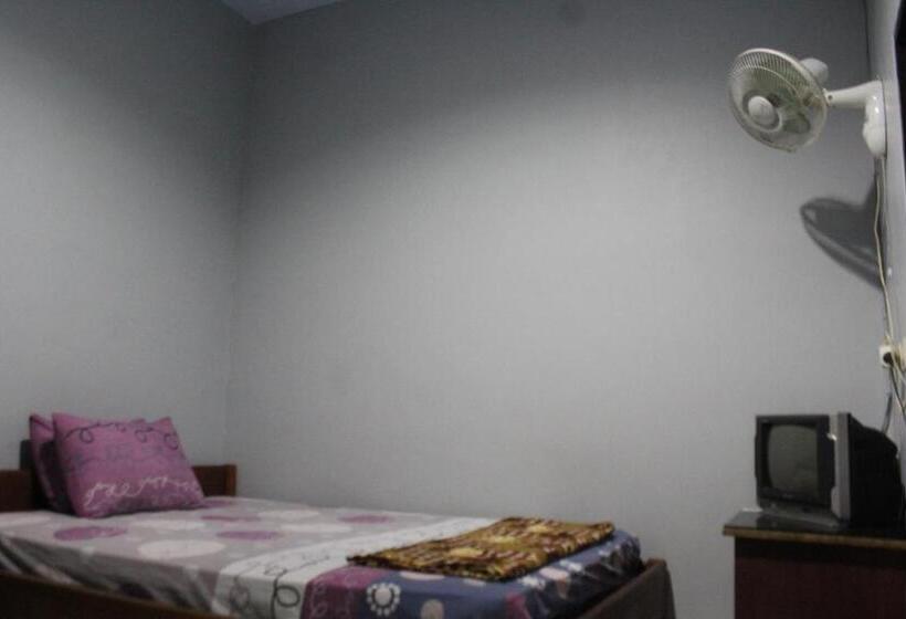 הוסטל Penginapan Artha