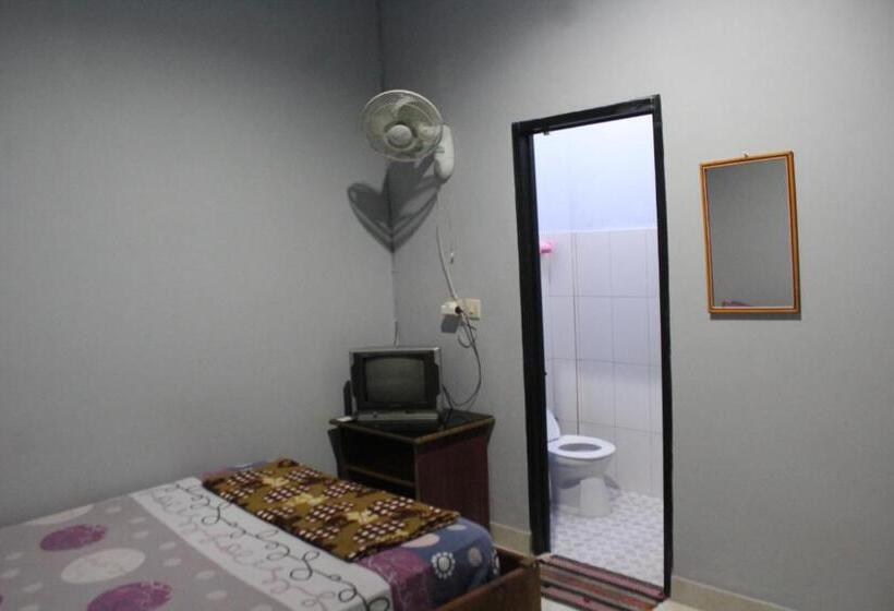 فندق صغير Penginapan Artha