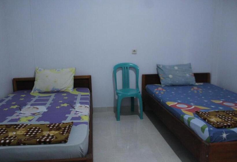 הוסטל Penginapan Artha