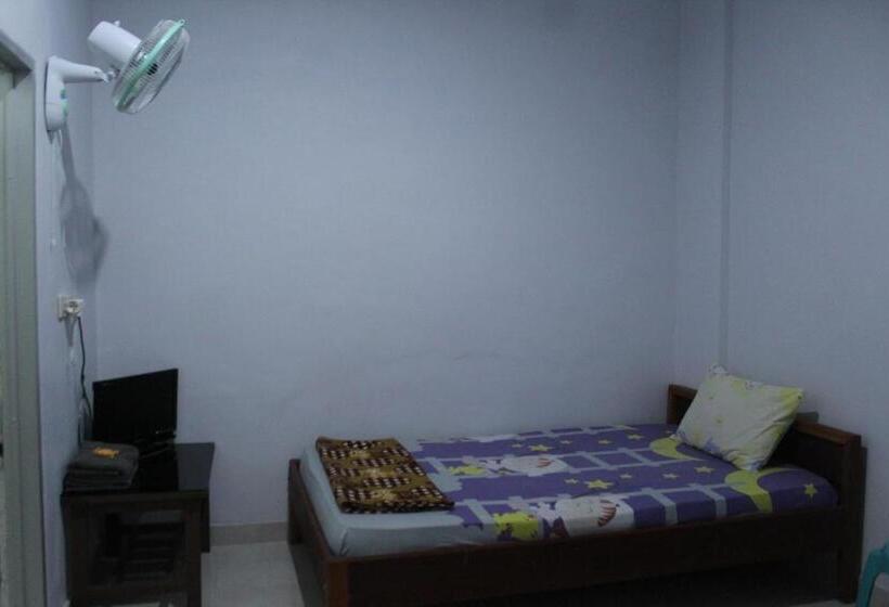 הוסטל Penginapan Artha