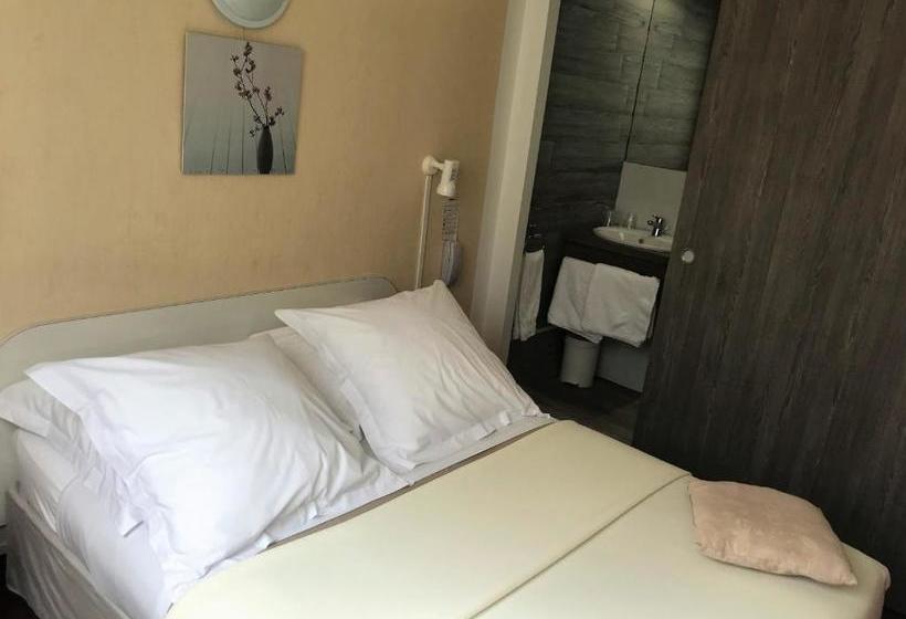 Отель Hôtel Du Commerce