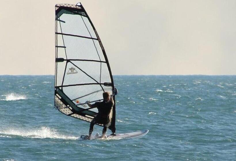 Отель Hôtel Du Commerce