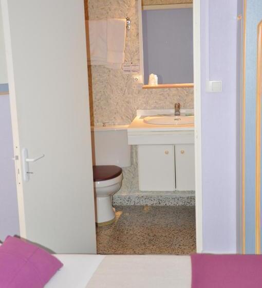 Отель Hôtel Du Commerce