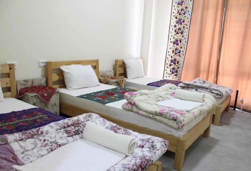 פנסיון Guest House Ruslan Nurata & Tours