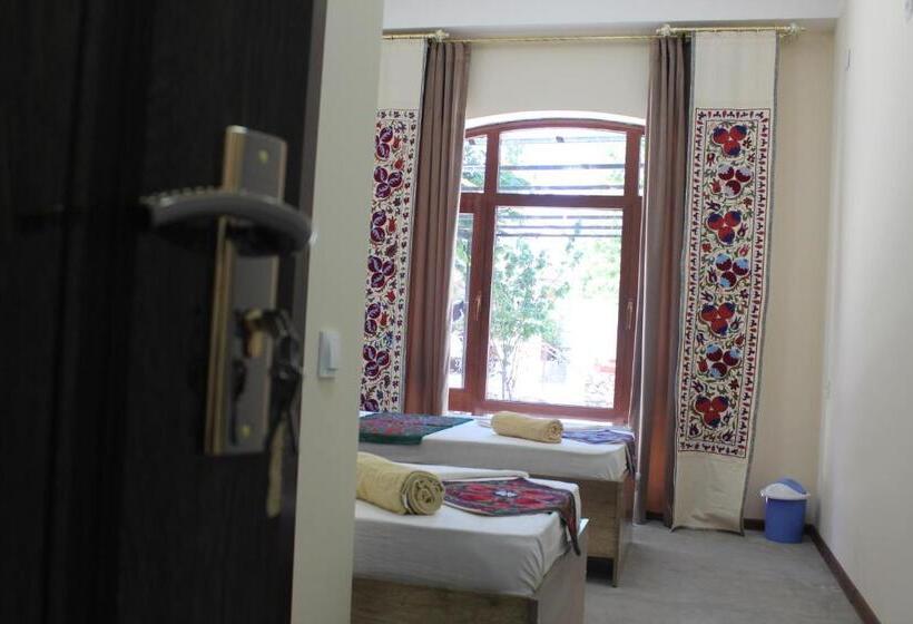 פנסיון Guest House Ruslan Nurata & Tours