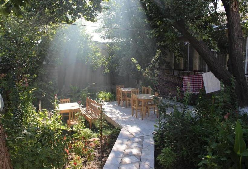 פנסיון Guest House Ruslan Nurata & Tours