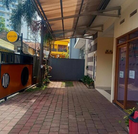 پانسیون Radio Backpacker Guesthouse