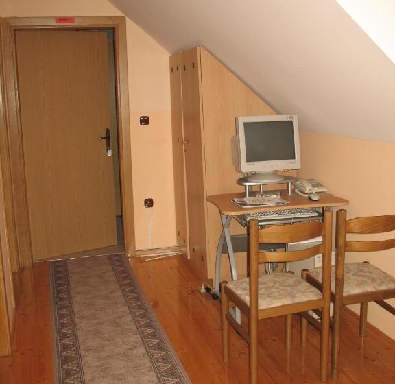 هتل Turistična Kmetija Dervarič