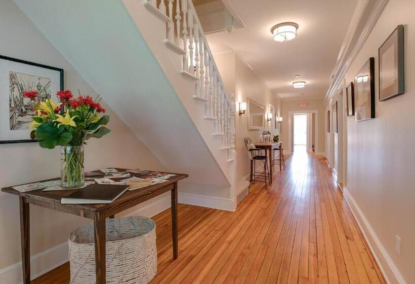 Общежитие Lakehouse Inn