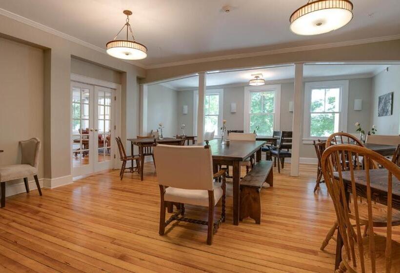 Общежитие Lakehouse Inn