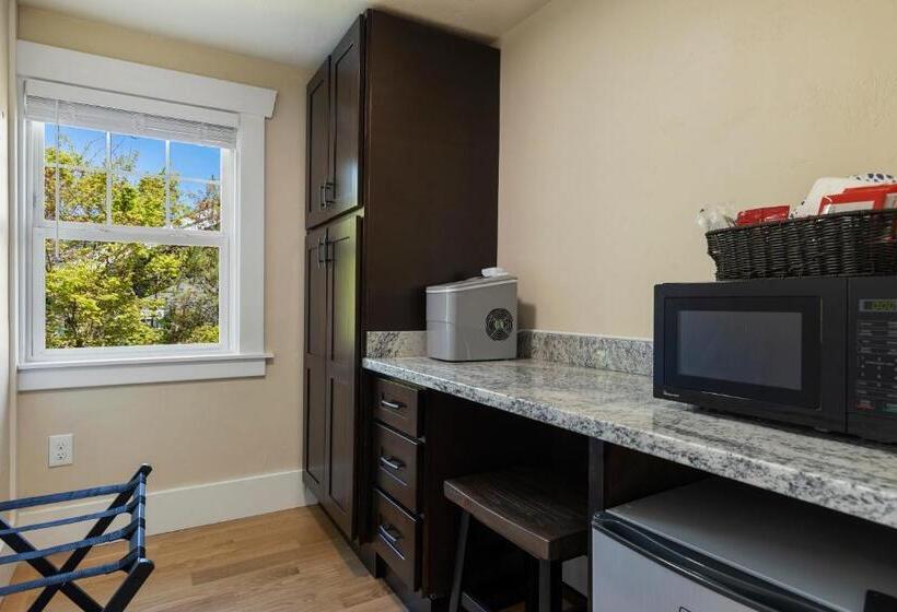 فندق صغير Waterfront Inn