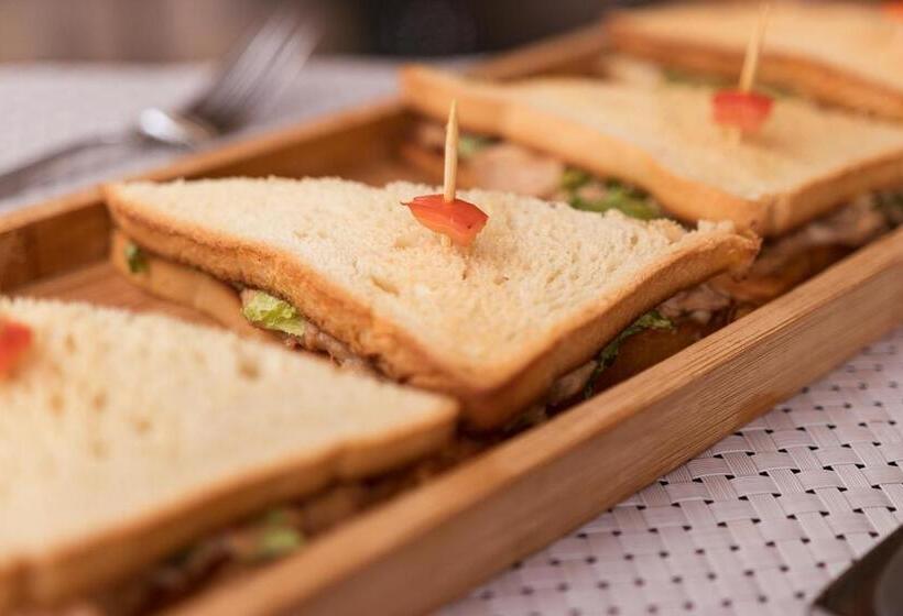 Red Mango Hotel And Apartments