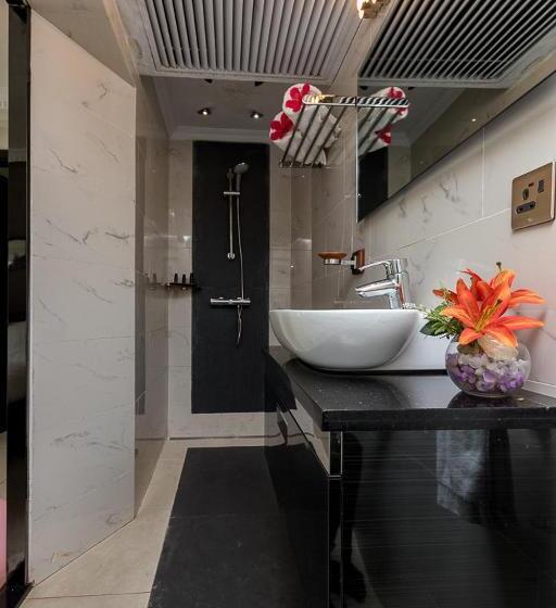 Red Mango Hotel And Apartments