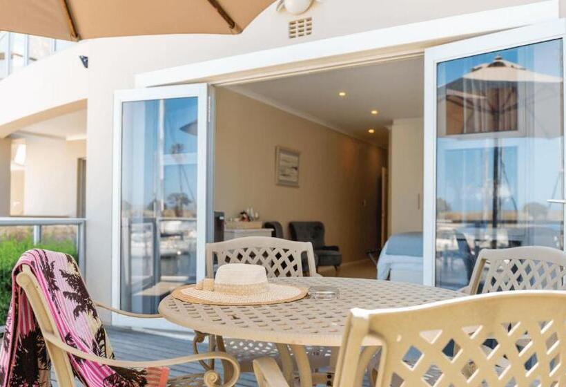 فندق Russells On The Port