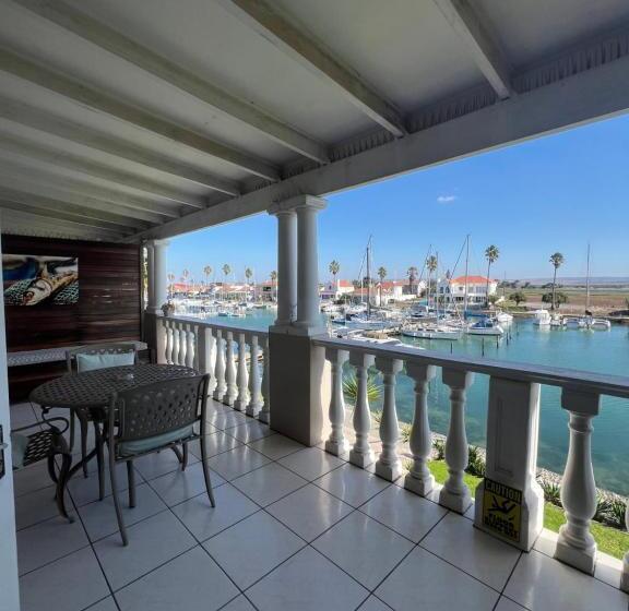 فندق Russells On The Port