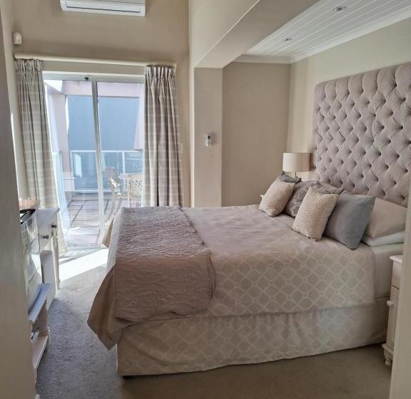 فندق Russells On The Port