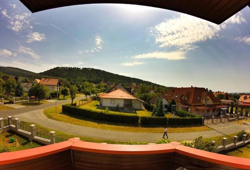 פנסיון Balaton White House