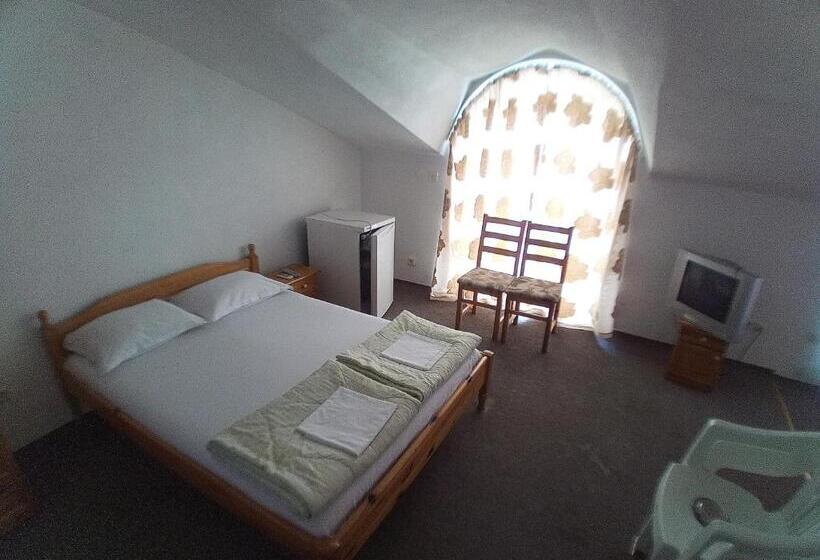 פנסיון Zlatevi Guest House