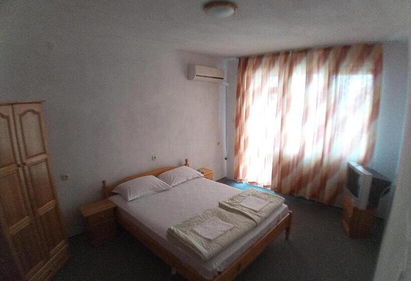 פנסיון Zlatevi Guest House