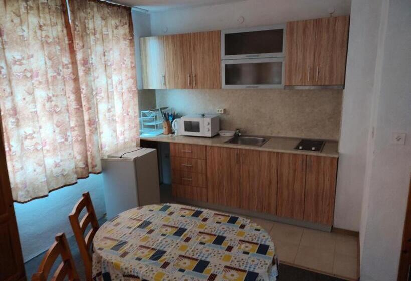 פנסיון Zlatevi Guest House