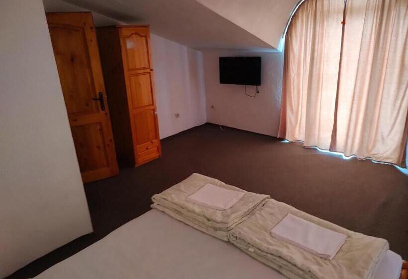 פנסיון Zlatevi Guest House