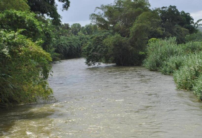 مبيت وإفطار River Edge Bungalow