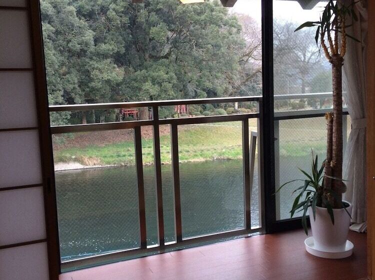 펜션 Yasuragi Guest House & Bar