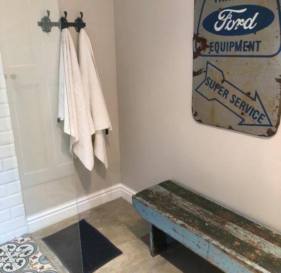 בית מלון כפרי Lavender Trout Guest Farm