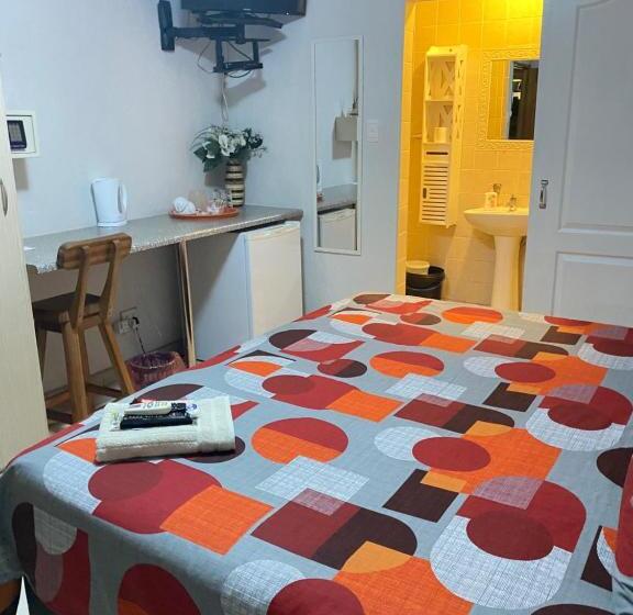 بنسيون Acquila Guest House