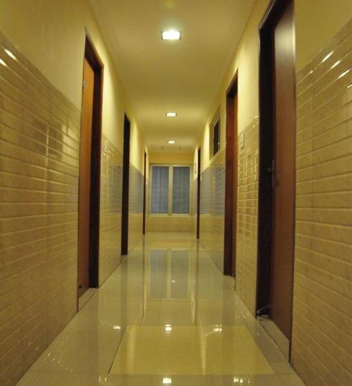 旅馆 Sarovara Deluxe Rooms