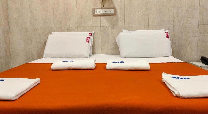 旅馆 Sarovara Deluxe Rooms