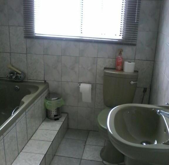 פנסיון Aliwal Villa Guest Lodge