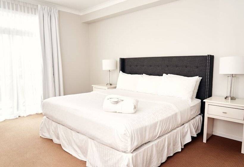 فندق صغير Riverrock Inn & Conference Centre