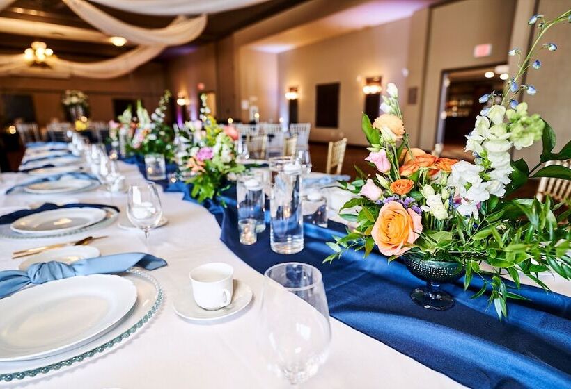 فندق صغير Riverrock Inn & Conference Centre