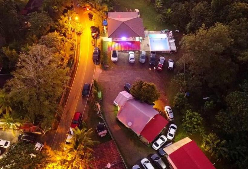 펜션 Oceans Hostal