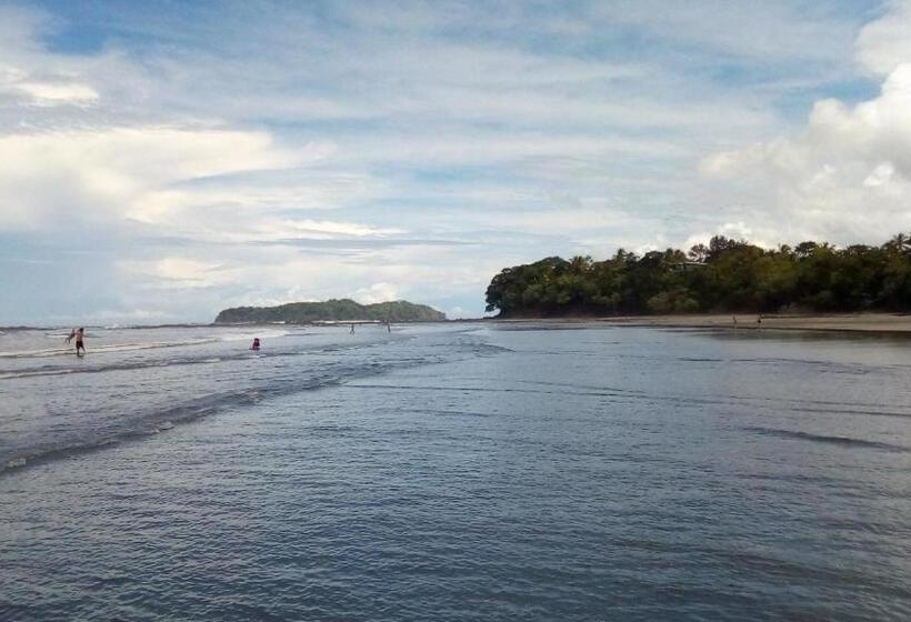 펜션 Oceans Hostal