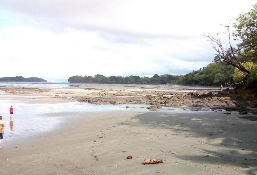 펜션 Oceans Hostal