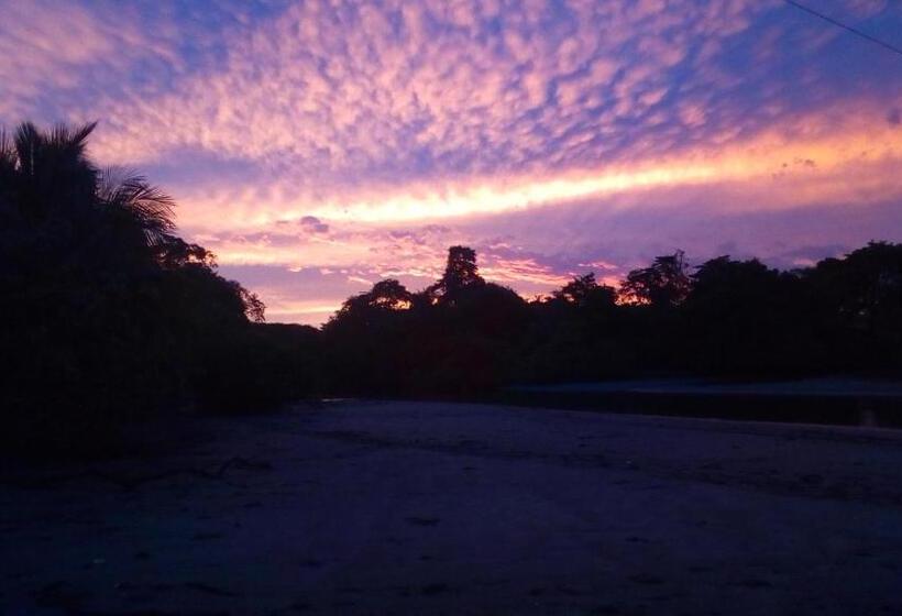 펜션 Oceans Hostal