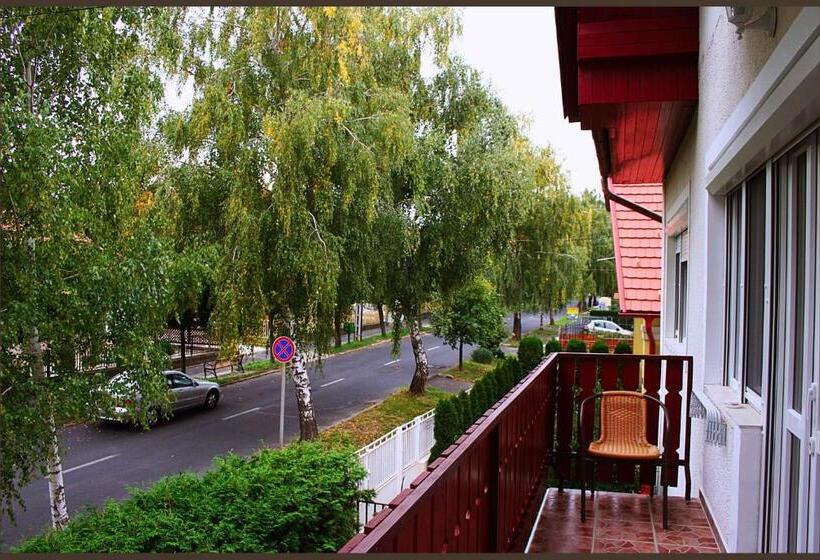 بنسيون White & Quiet Apartment House