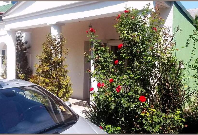 بنسيون White & Quiet Apartment House