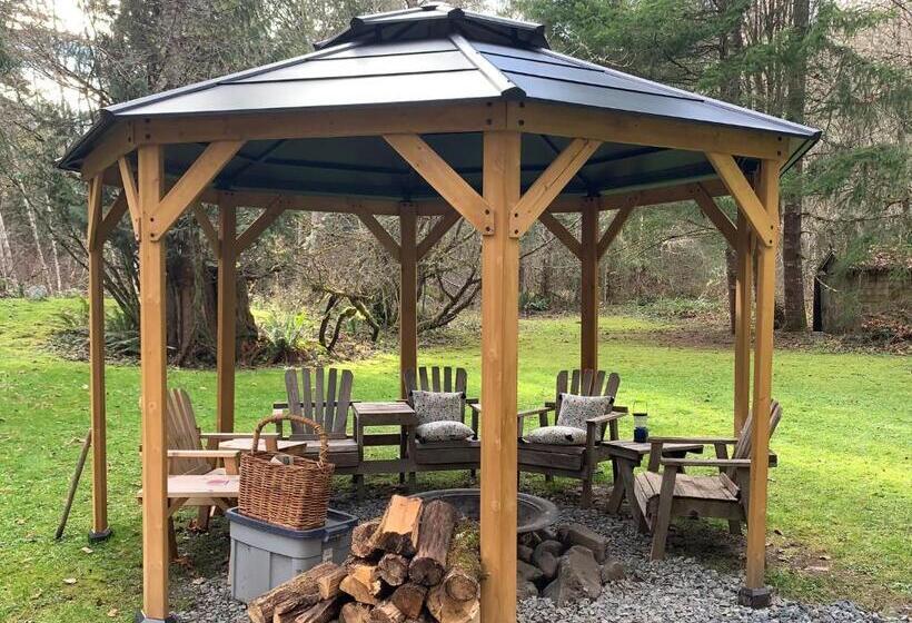 فندق صغير Mountain Meadows Inn & Chalet Suites