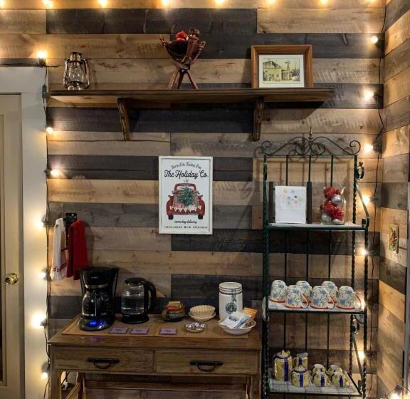 فندق صغير Mountain Meadows Inn & Chalet Suites