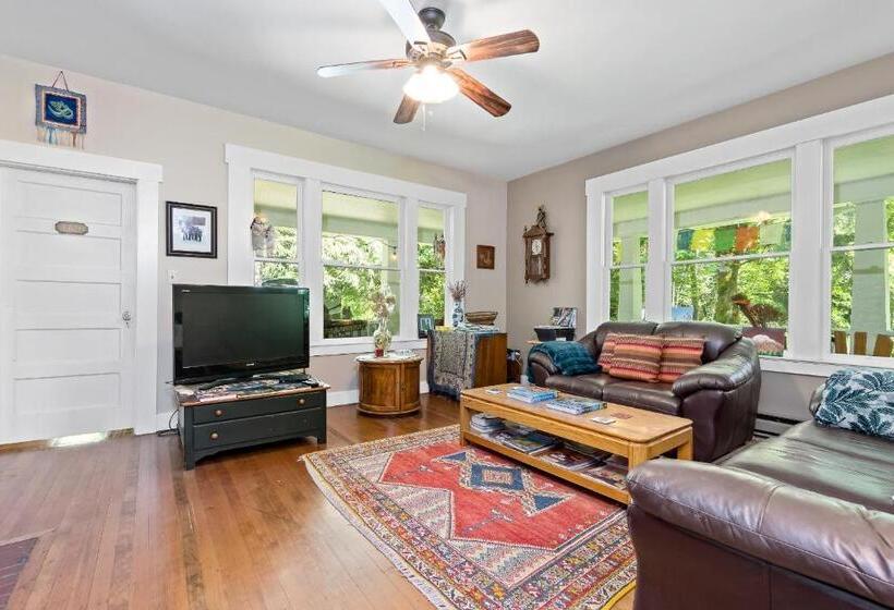 فندق صغير Mountain Meadows Inn & Chalet Suites