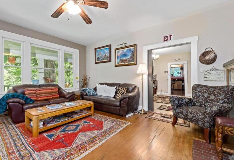 فندق صغير Mountain Meadows Inn & Chalet Suites