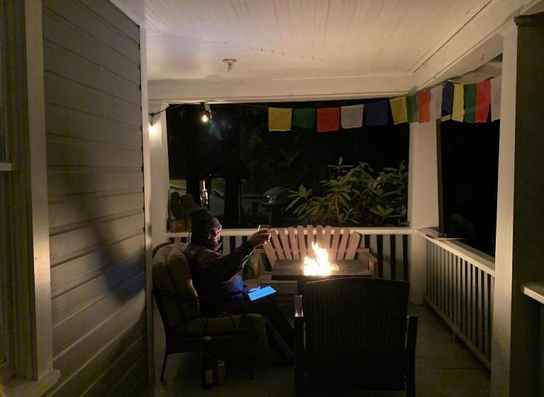 فندق صغير Mountain Meadows Inn & Chalet Suites