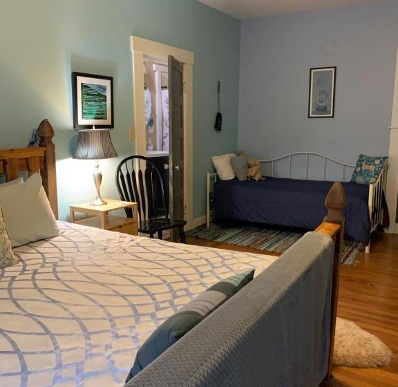 فندق صغير Mountain Meadows Inn & Chalet Suites