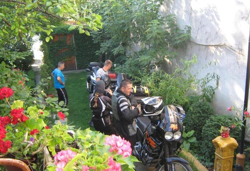 پانسیون Base For Adventurers   Urban Guerrilla