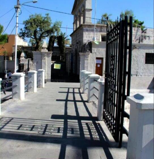 ユースホステル Colonial San Lazaro