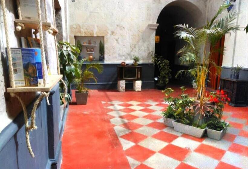 ユースホステル Colonial San Lazaro